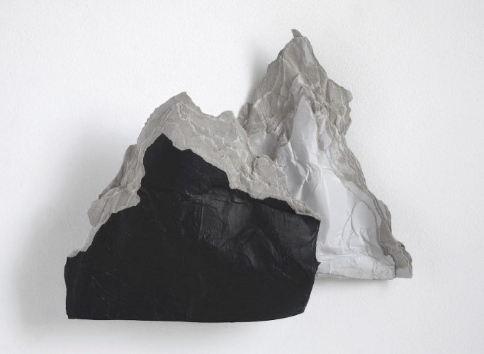Pejzaż górski dwubiegunowy,  akryl, papier, klej, 21x26x5 cm, 2015