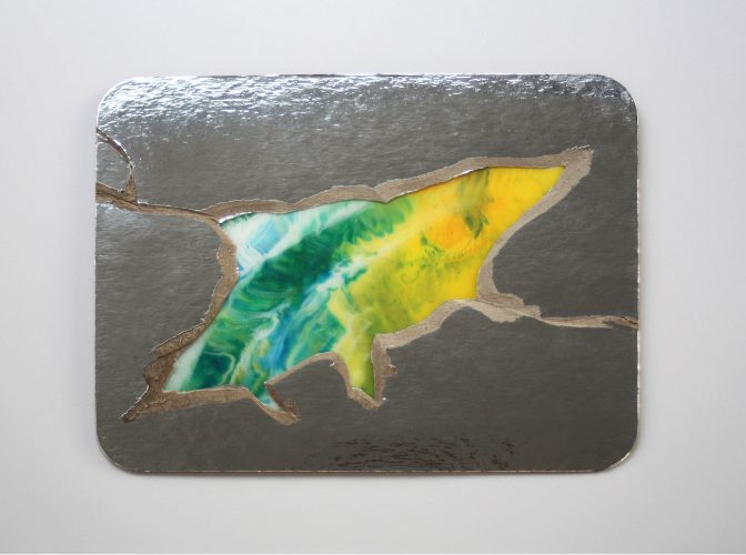 bez tytułu/Jezioro II,  karton z opakowania po łososiu, tworzywo sztuczne, akryl, 17x21 cm, 2015