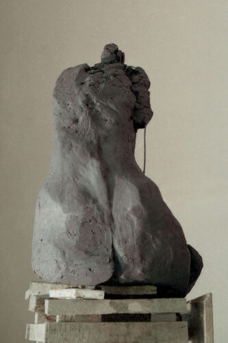 figura siedząca, glina, wys.160, 1997