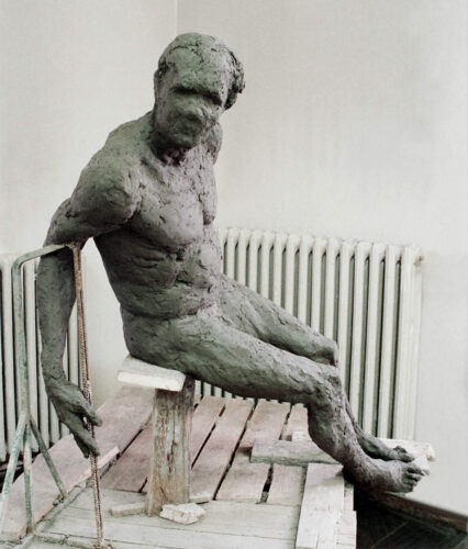 siedzący mężczyzna, glina, wys.120, 1996